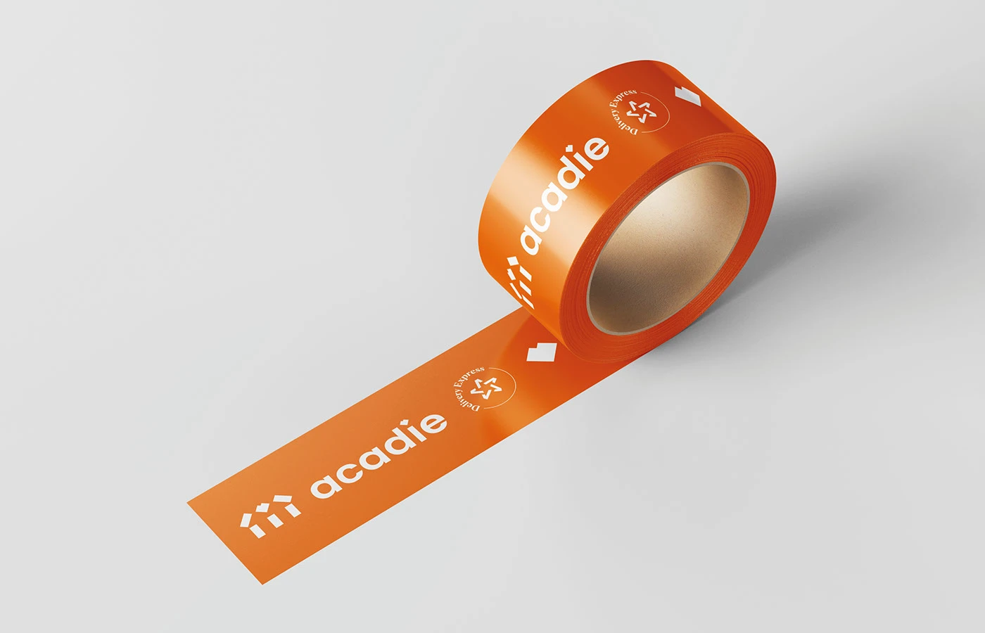 Ruban adhésif d’emballage orange Acadie en portfolio, nom de la marque répété sur la longueur, sans preuve de fabrication.