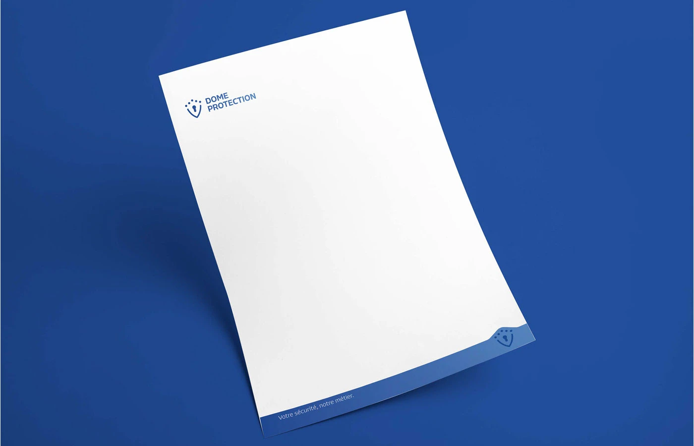 Papier en-tête Dome Protection en portfolio, bleu et blanc, marque en haut et bande de pied colorée, sans preuve de tirage.