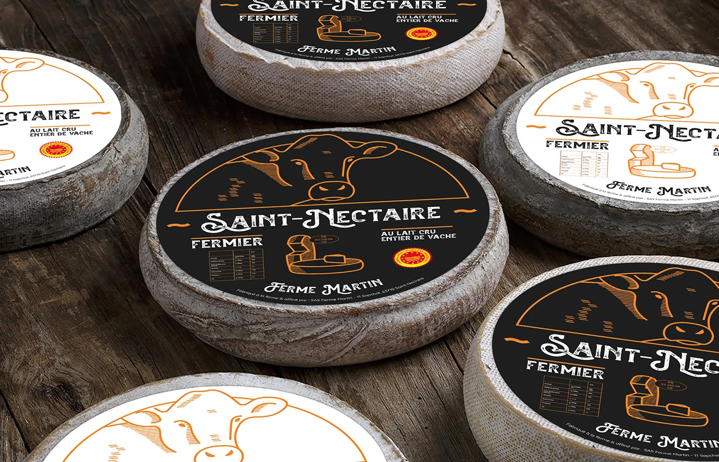Fromages Saint-Nectaire avec étiquettes Ferme Martin en portfolio, marque posée sur le produit, sans preuve de fabrication.